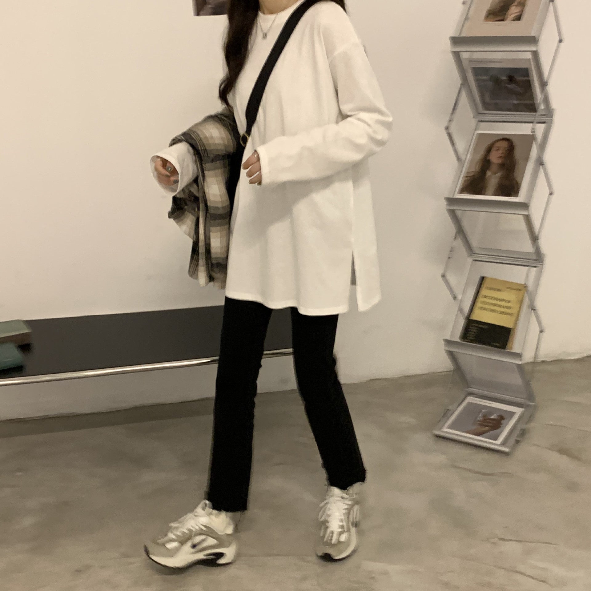 Wholesale white long sleeve t-shirt women's loose inner layered sweatshirt mid-length fleece top spring and autumn base shirt