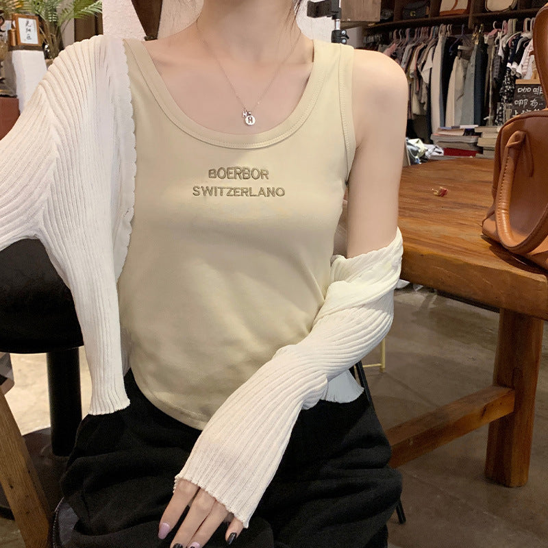 تصميم مميز لإحساس ارتداء سترة مطرزة بأحرف على الجزء الخارجي، وطبقة داخلية نسائية، وحمالة صدر أمريكية صيفية مثيرة للغاية بدون أكمام
