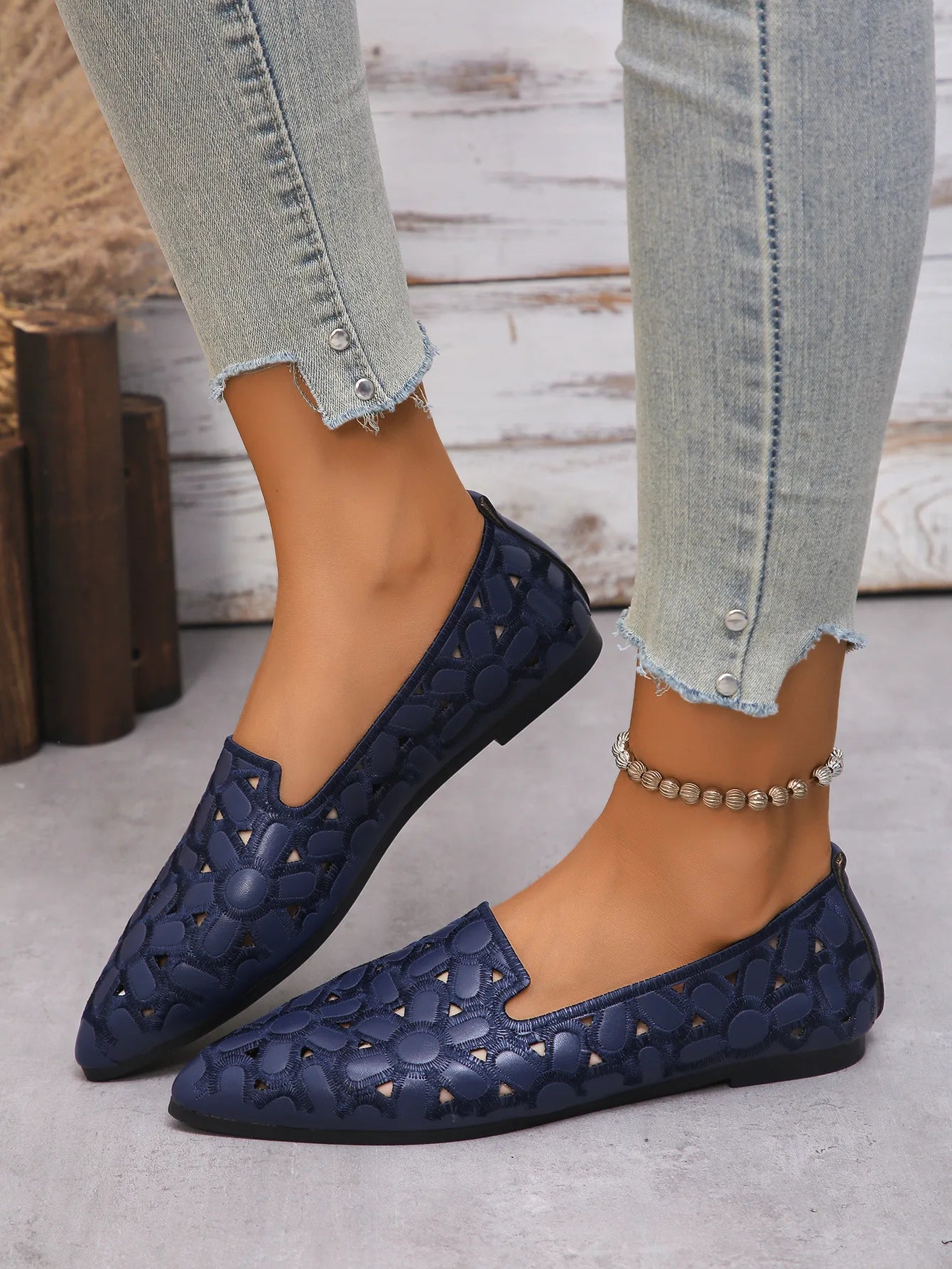 Fashion Shoes for Women Embroidery Breathable Square Heel Loafers Slip on Pointed Toe Leather Single Shoes Elegant Party Pumps