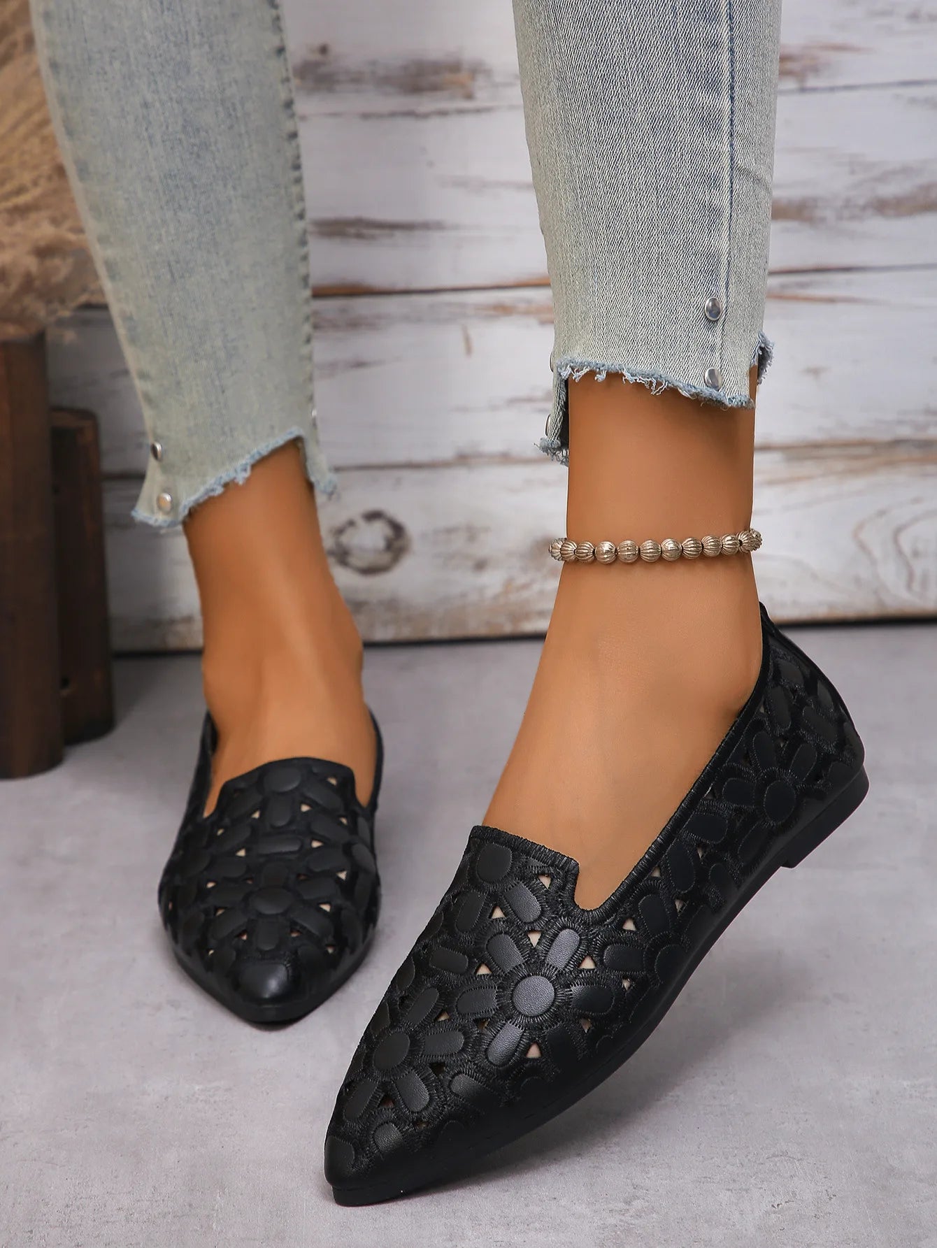 Fashion Shoes for Women Embroidery Breathable Square Heel Loafers Slip on Pointed Toe Leather Single Shoes Elegant Party Pumps