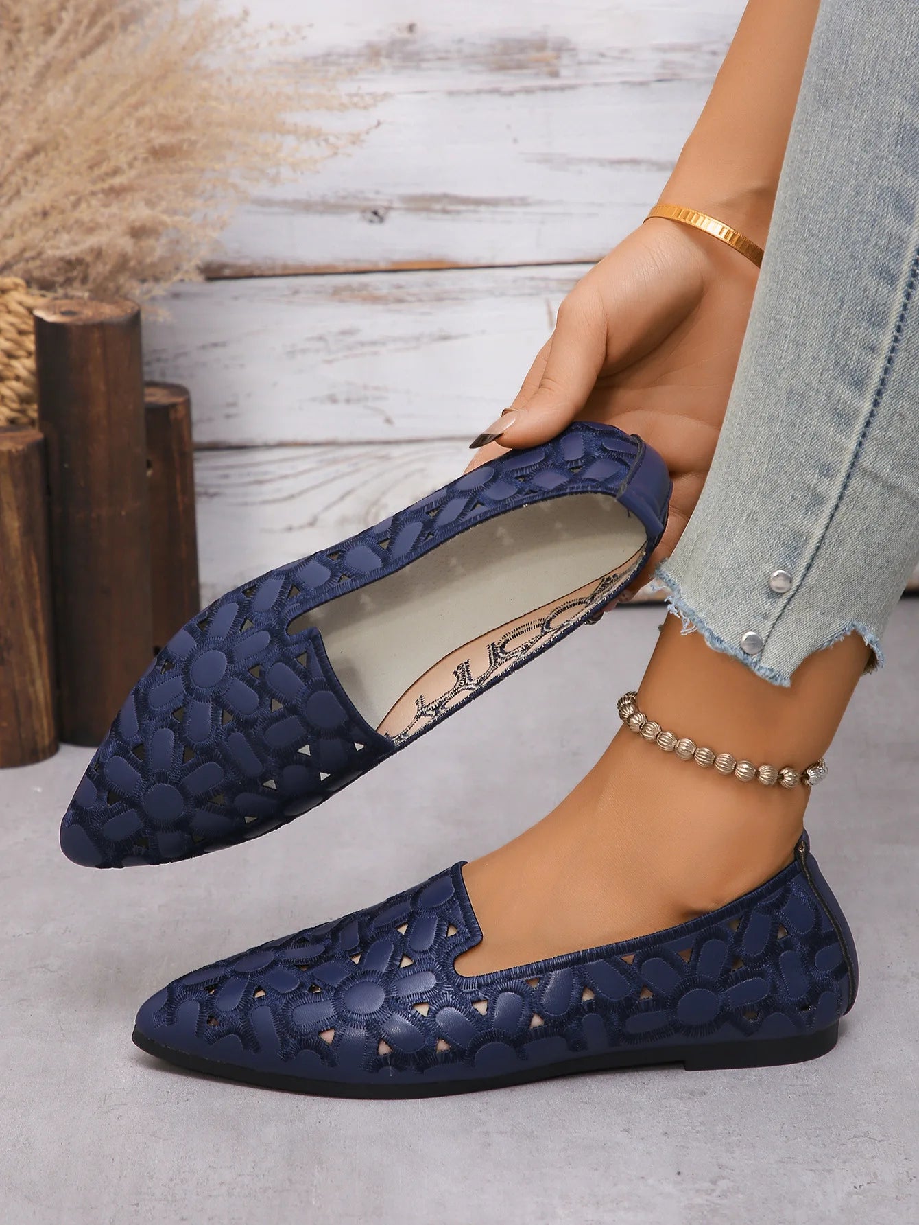 Fashion Shoes for Women Embroidery Breathable Square Heel Loafers Slip on Pointed Toe Leather Single Shoes Elegant Party Pumps