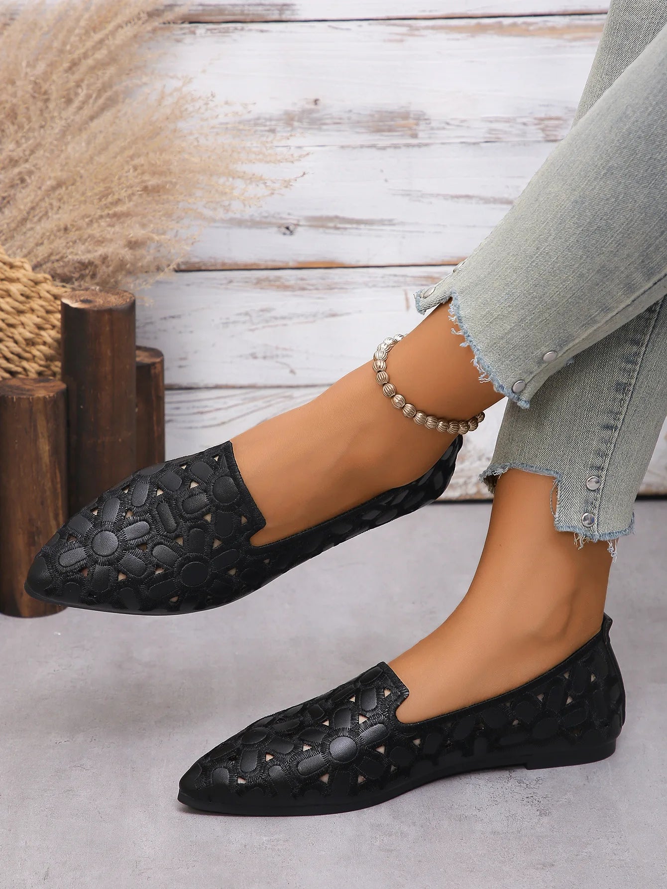 Fashion Shoes for Women Embroidery Breathable Square Heel Loafers Slip on Pointed Toe Leather Single Shoes Elegant Party Pumps