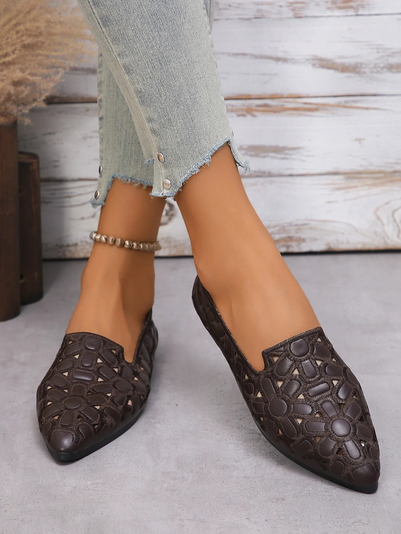 Fashion Shoes for Women Embroidery Breathable Square Heel Loafers Slip on Pointed Toe Leather Single Shoes Elegant Party Pumps