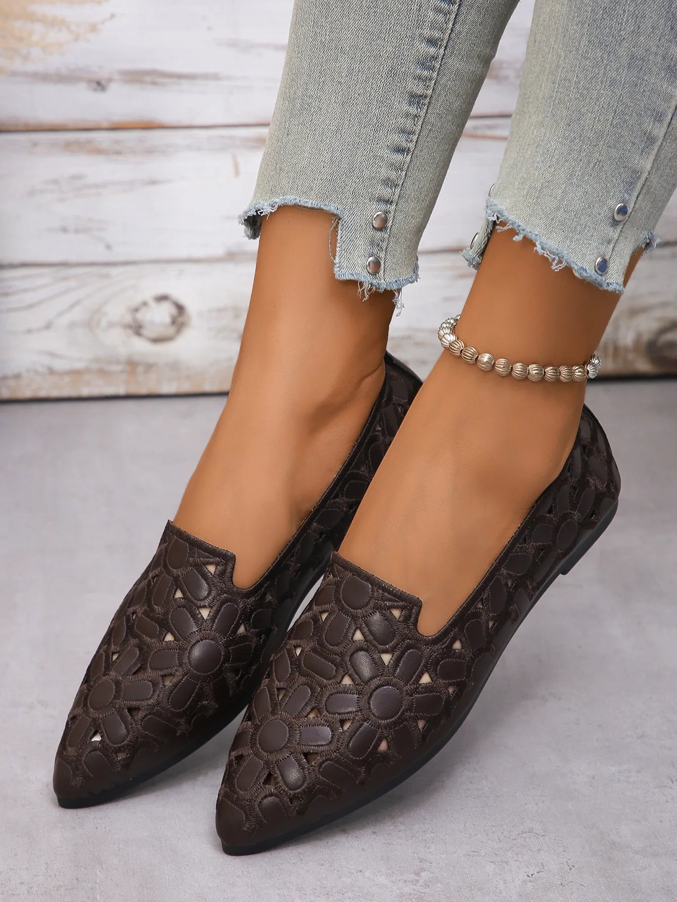 Fashion Shoes for Women Embroidery Breathable Square Heel Loafers Slip on Pointed Toe Leather Single Shoes Elegant Party Pumps
