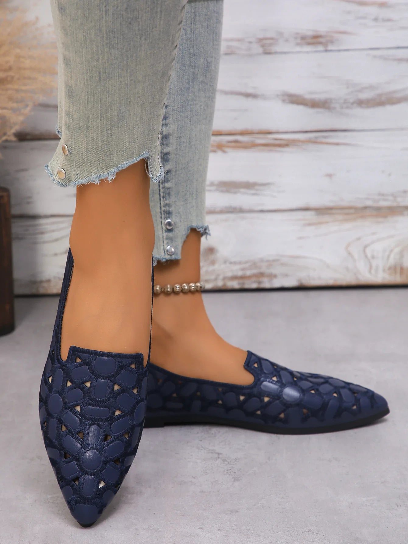 Fashion Shoes for Women Embroidery Breathable Square Heel Loafers Slip on Pointed Toe Leather Single Shoes Elegant Party Pumps