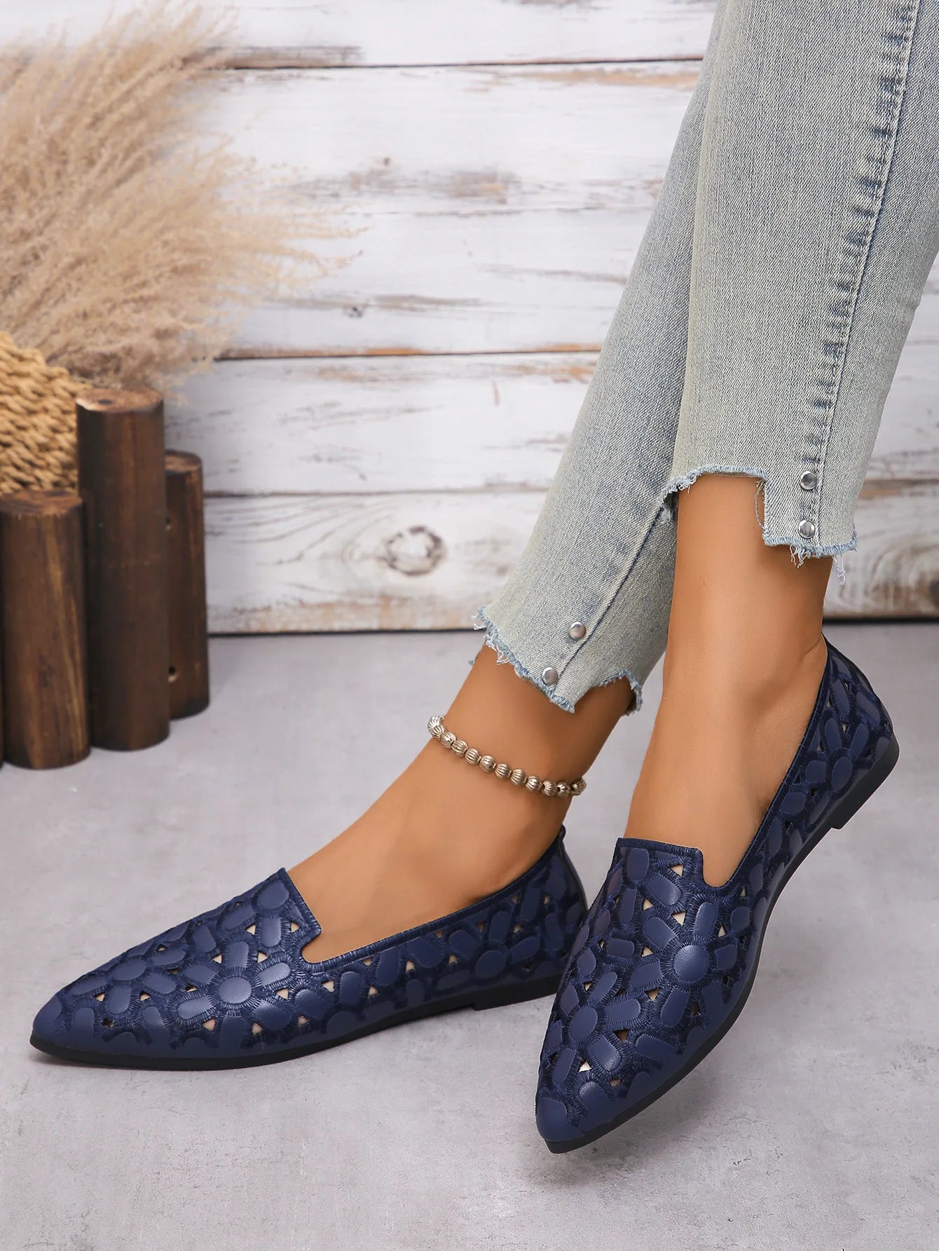 Fashion Shoes for Women Embroidery Breathable Square Heel Loafers Slip on Pointed Toe Leather Single Shoes Elegant Party Pumps