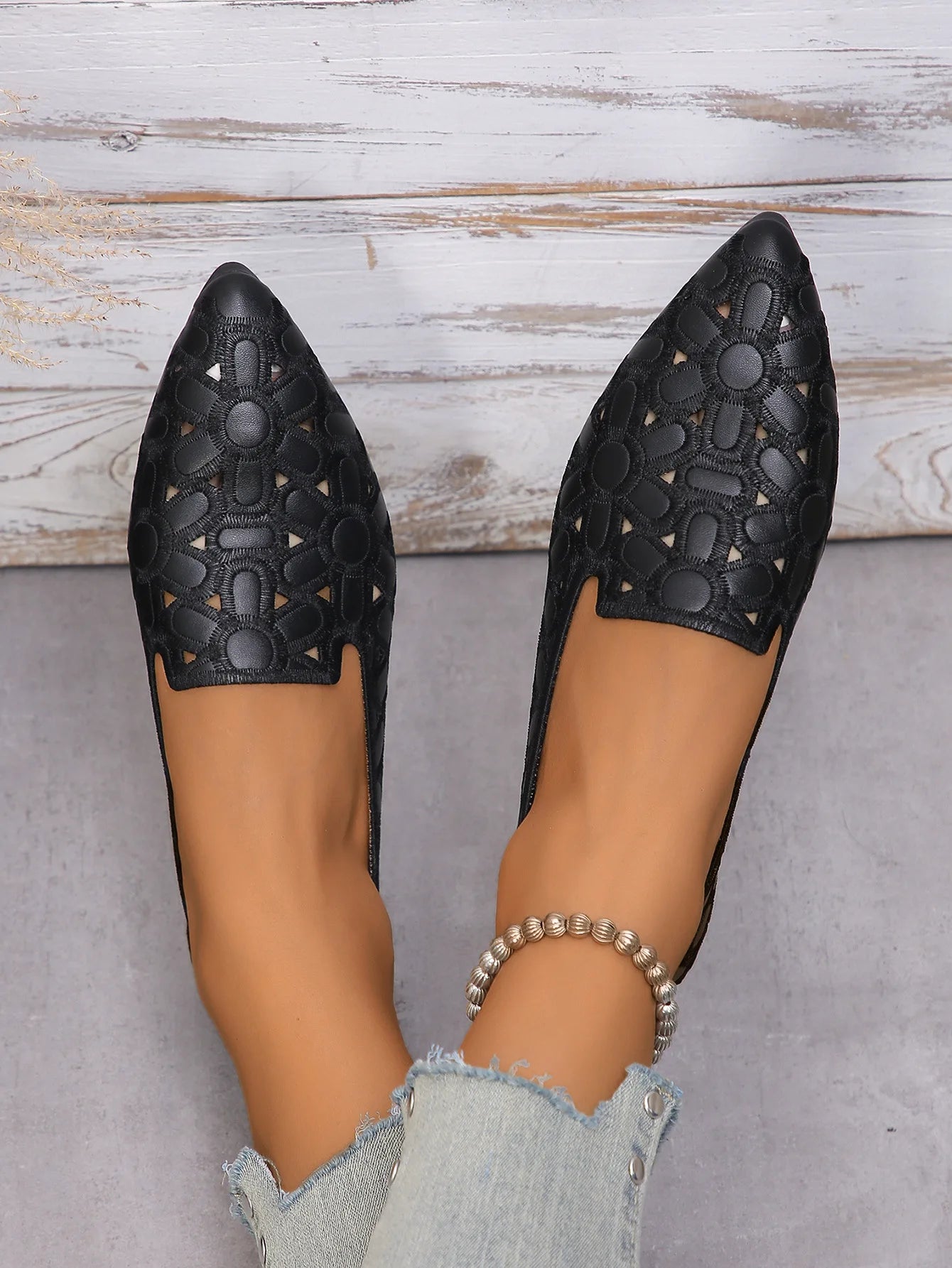 Fashion Shoes for Women Embroidery Breathable Square Heel Loafers Slip on Pointed Toe Leather Single Shoes Elegant Party Pumps