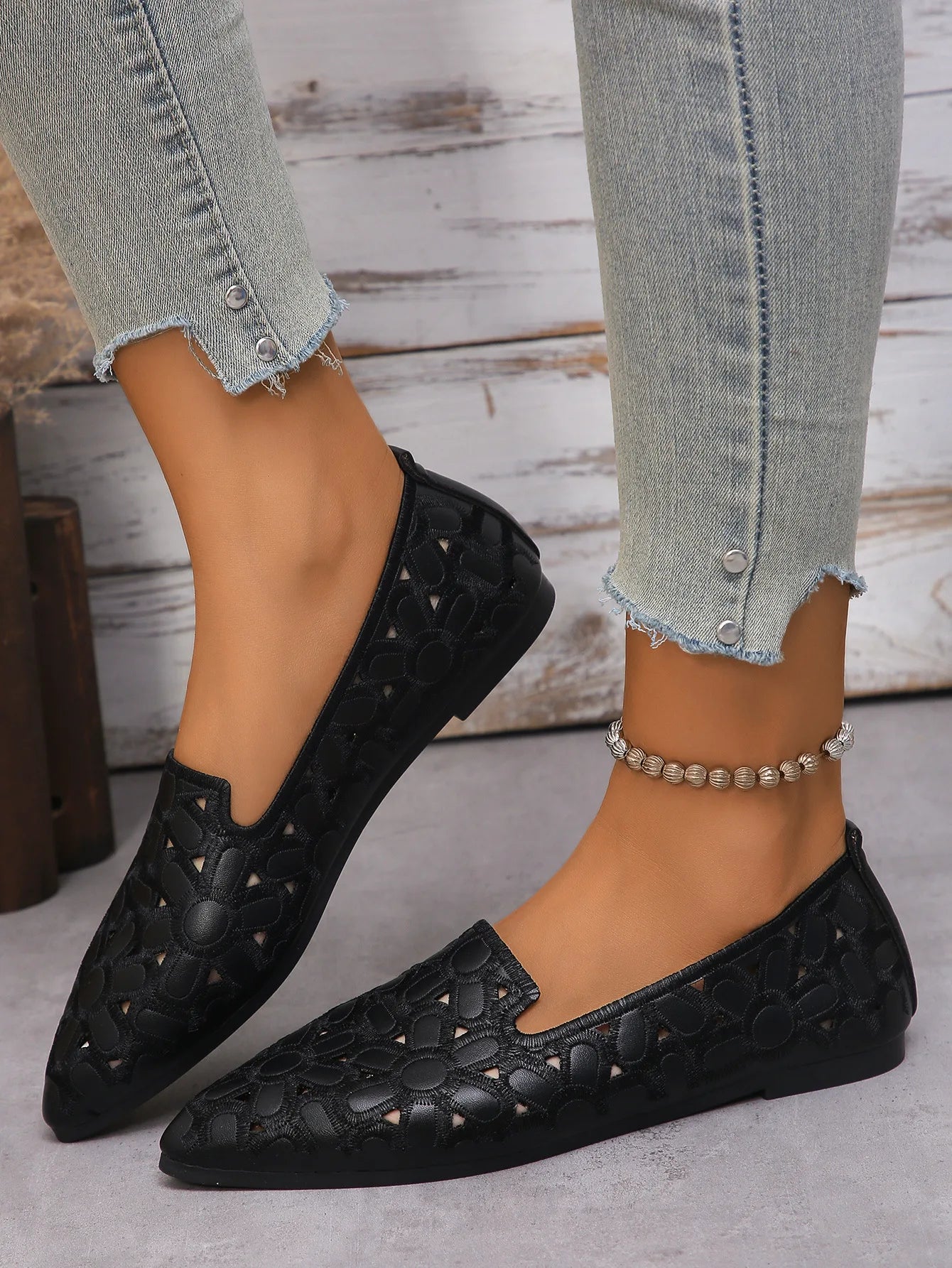 Fashion Shoes for Women Embroidery Breathable Square Heel Loafers Slip on Pointed Toe Leather Single Shoes Elegant Party Pumps