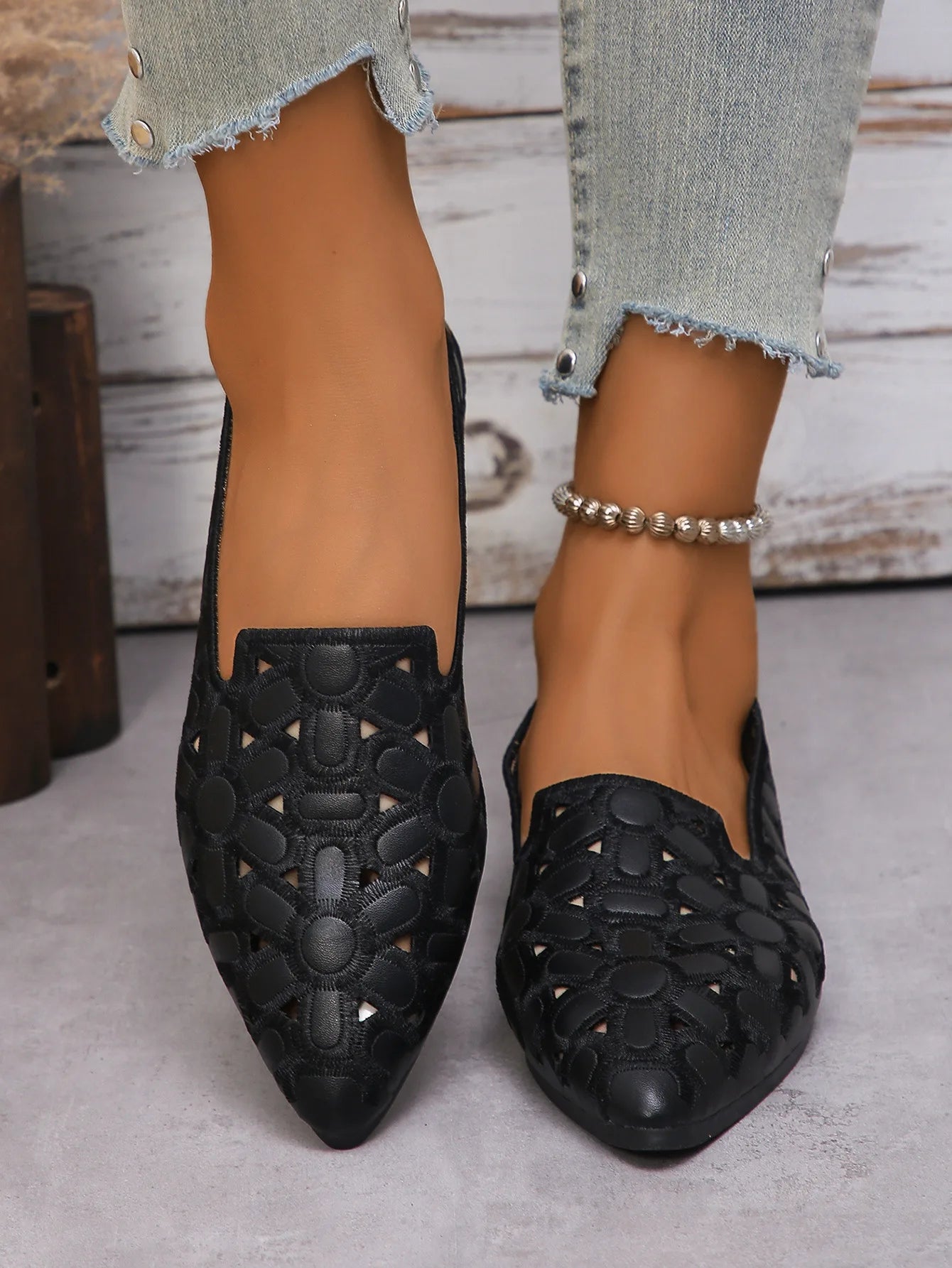 Fashion Shoes for Women Embroidery Breathable Square Heel Loafers Slip on Pointed Toe Leather Single Shoes Elegant Party Pumps