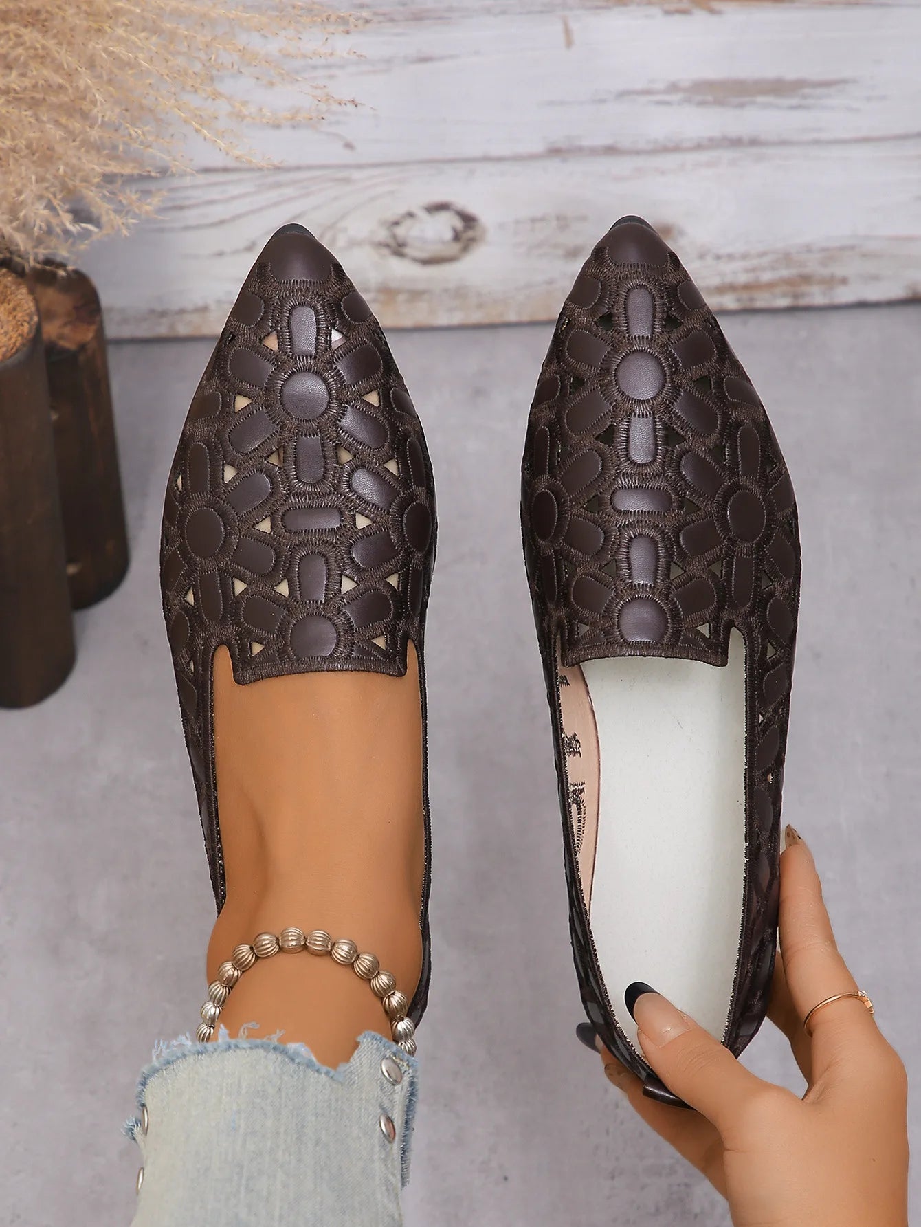 Fashion Shoes for Women Embroidery Breathable Square Heel Loafers Slip on Pointed Toe Leather Single Shoes Elegant Party Pumps